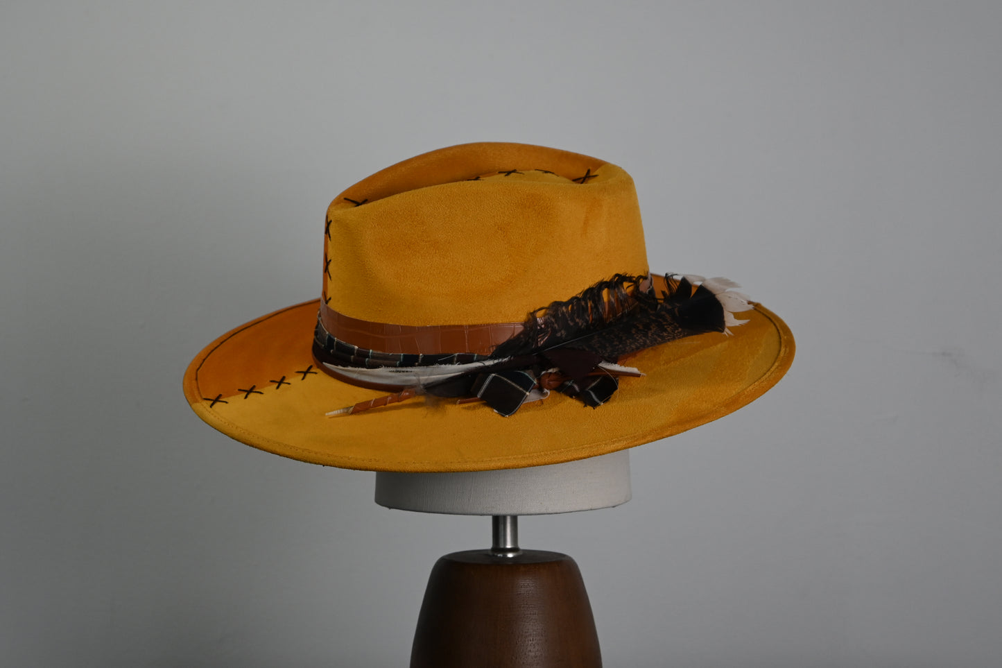 Suede Artisanal Hat - Gold